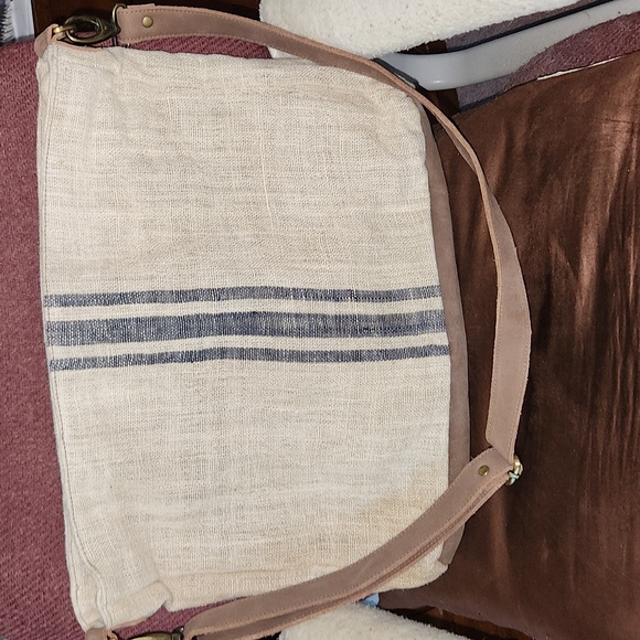 Elegant Tan and Brown Men's Messenger Bag - Picture 9 of 9